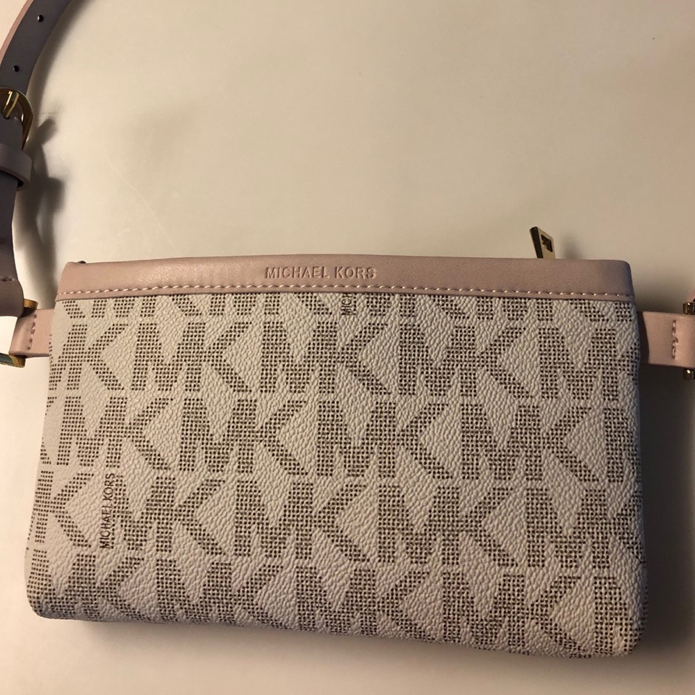 Michael Kors ❤️fanny pack price drop ❤️ super cute
